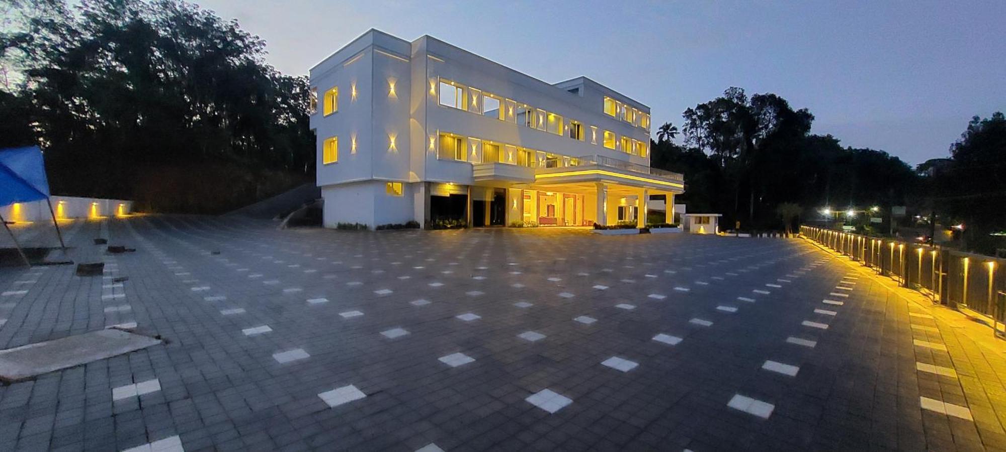 Hotel Grand Avenue Pambadi Eksteriør billede